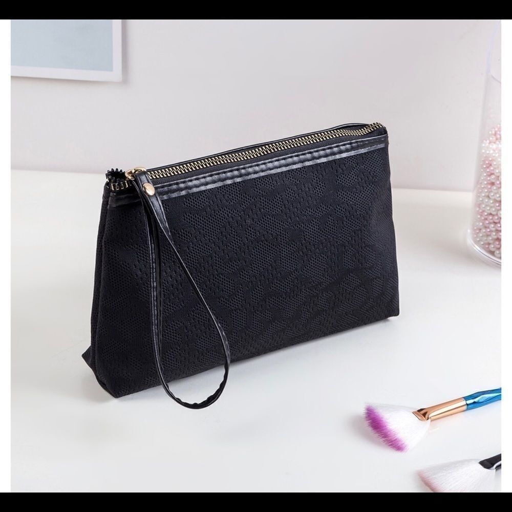‎BLACK FABRIC-LIKE BOXED CLUTCH OR WRISTLET